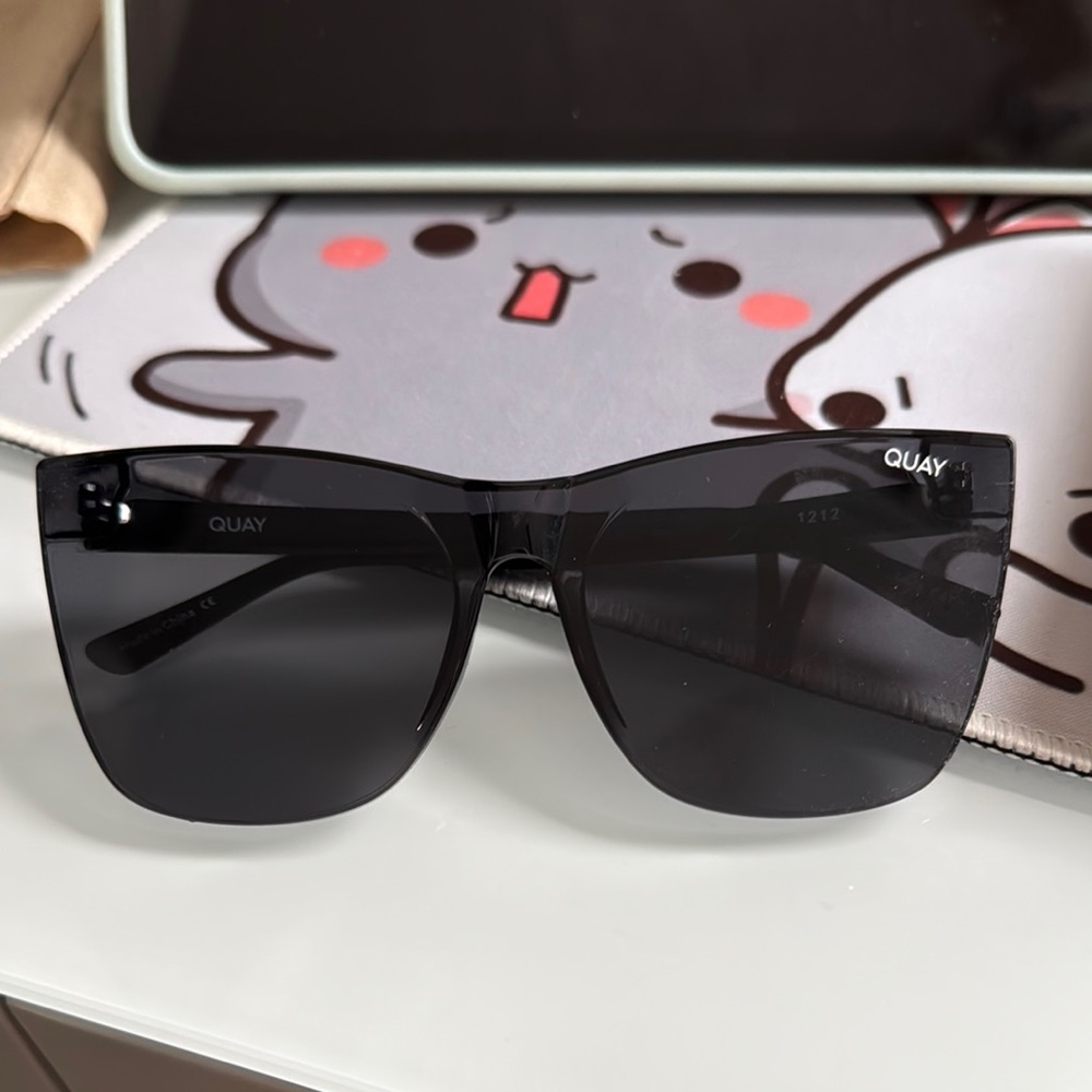 Quay Australia Black Modern Sunglasses (come thru)